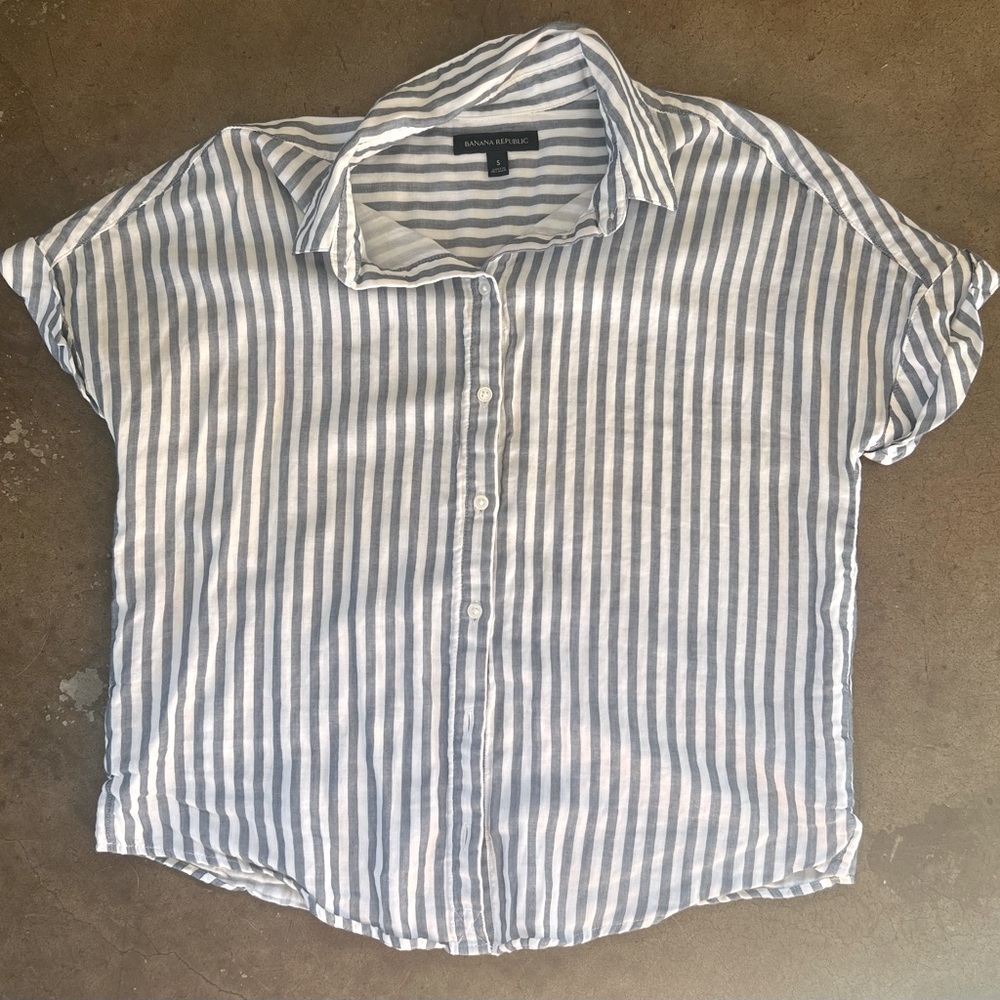 Super cute button-up striped blouse. Perfect for any occasion 👕